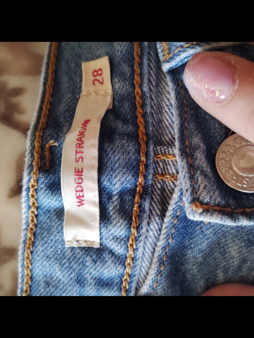 LEVI Wedgie Straight - Light Wash/Distressed Size 28" - Picture 10 of 11